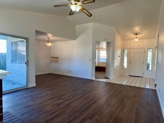 Building Photo - Charming 3 Bedroom 2 Bath Home in Elk Grov...
