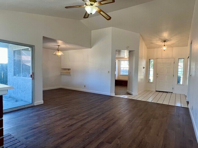 Foto del edificio - Charming 3 Bedroom 2 Bath Home in Elk Grov...