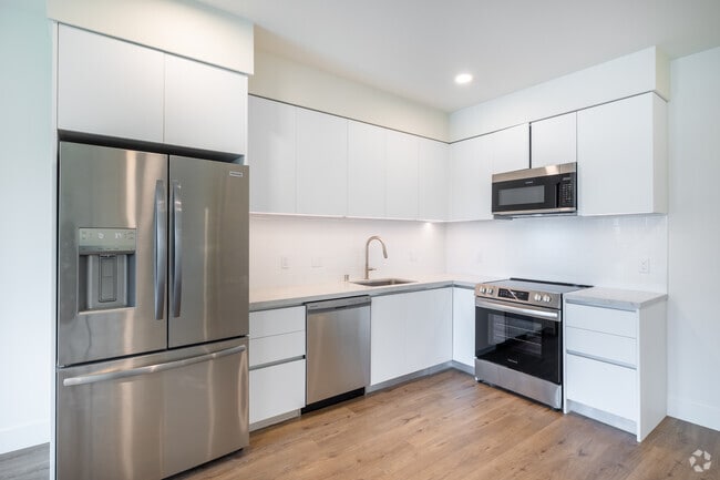 2BR, 1BA - 894SF - Kitchen - Bermuda Court