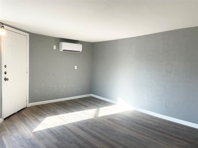 Foto del edificio - 7515 Bayway Dr