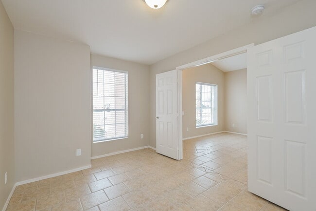 Foto del edificio - 10030 E English Woods Rd