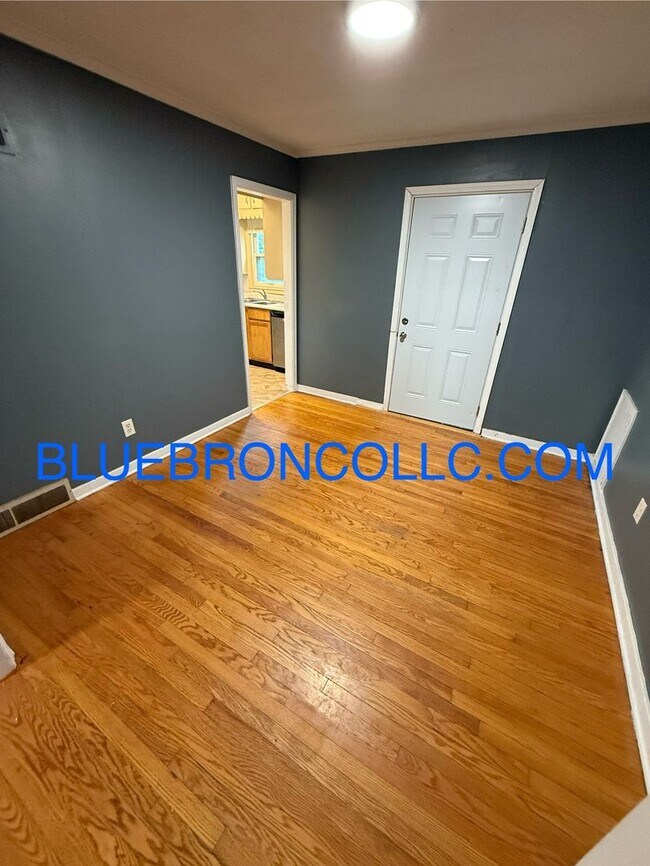 Foto del edificio - Beautiful 2 bedroom 1 bathroom home with 1...