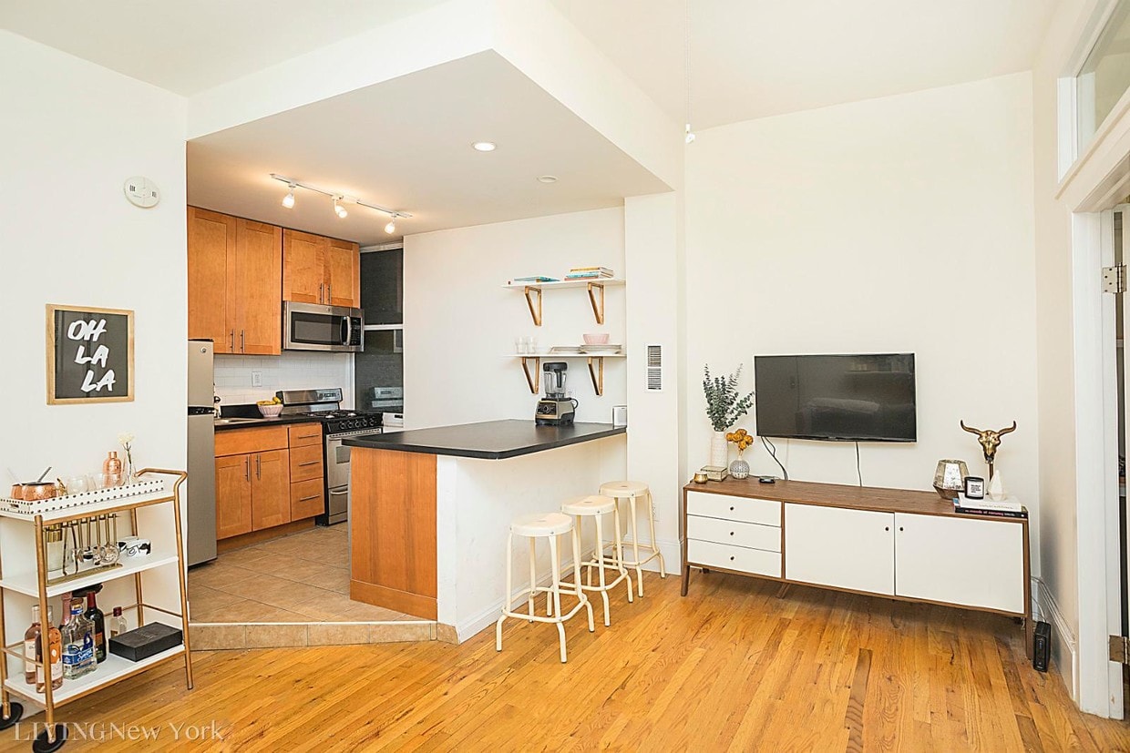 Primary Photo - 83 E 7th St