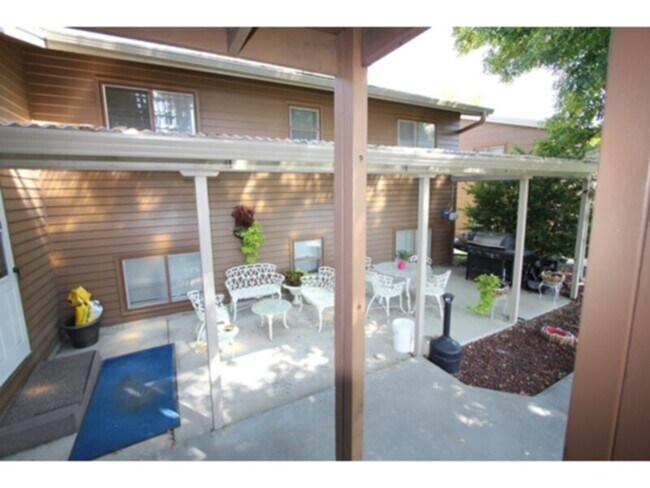 Foto del edificio - Recently Remodeled 2 Bed / 1 Bath Apartmen...