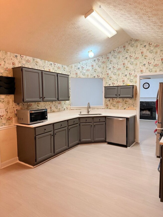 Building Photo - 1360 Avalon Dr