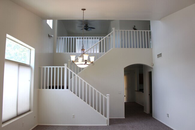 Building Photo - 3 bedroom with loft in Cheatham farms