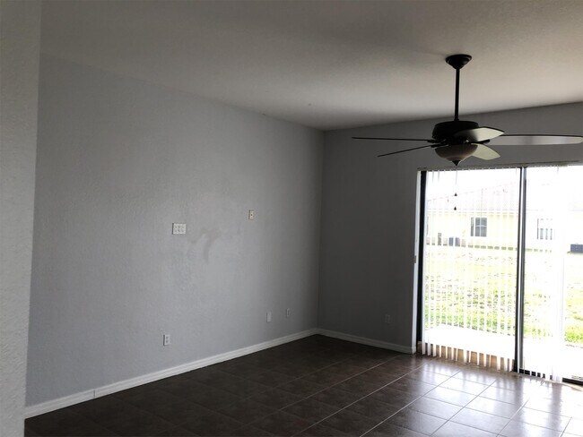 Foto del edificio - 445 Cinnamon Dr