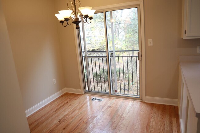 Foto del edificio - Exquisite Renovated Townhome in Germantown Estates