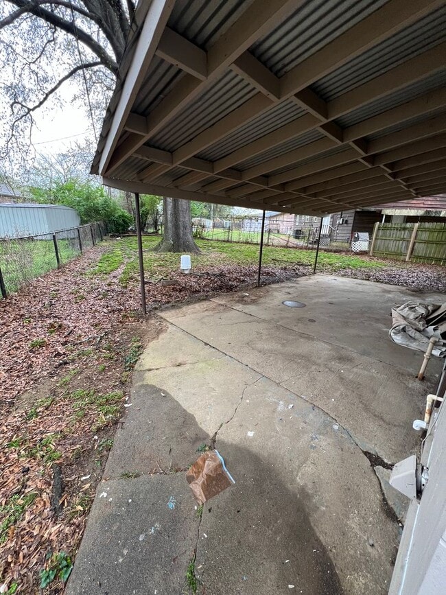 Building Photo - 2 Bed, has extra room which could be 3rd bed room, 1.5 Bath House.  Yard Care Included.  Gas Heat.