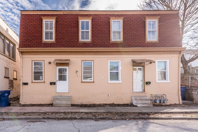 Building Photo - 318 S Church St
