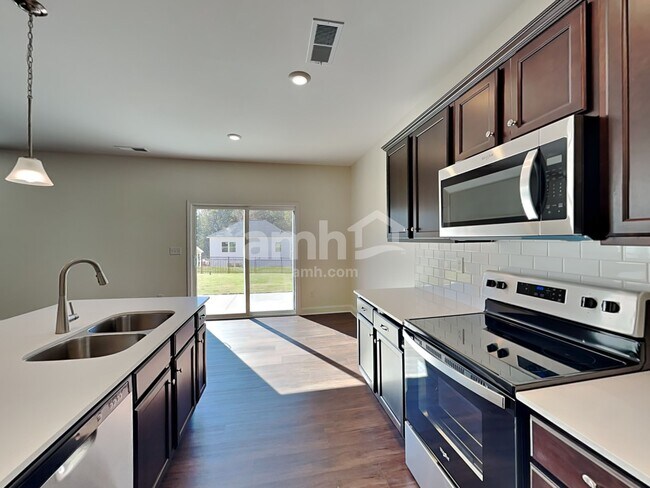 Foto del edificio - 7416 Garrett Ct