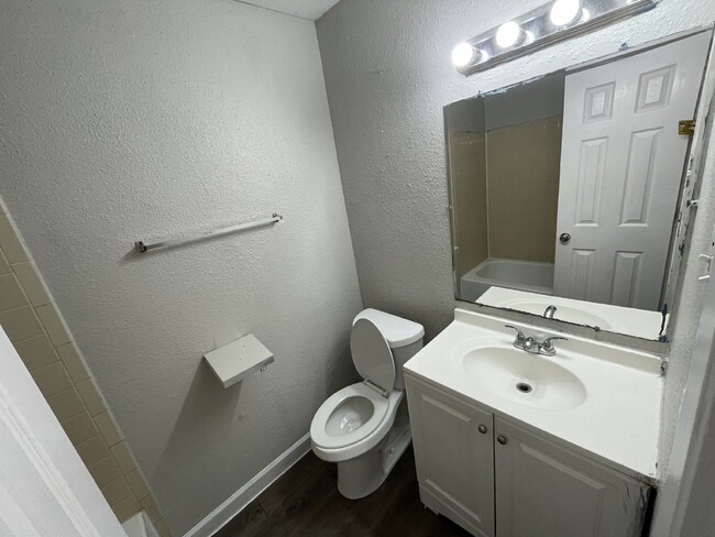 Building Photo - Two bedroom, 1 bathroom apartment - Move in Special