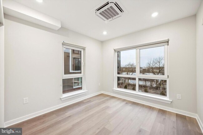 Building Photo - 3449 Scotts Ln