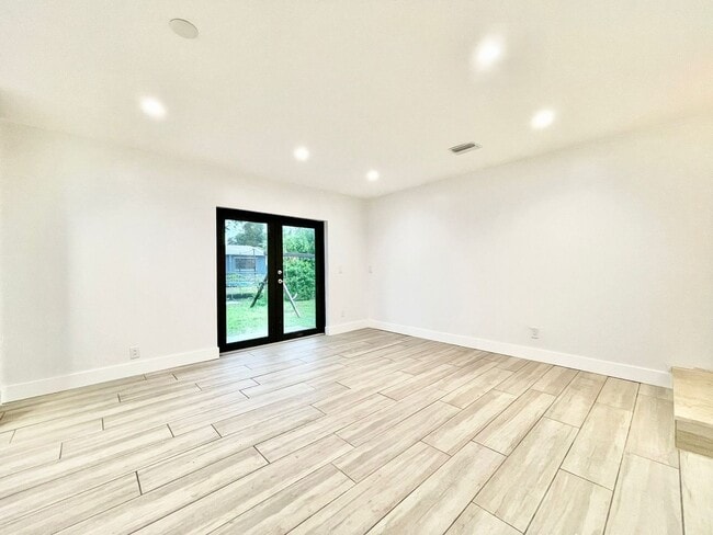Building Photo - Beautifully remodeled 4 bedroom, 3 full ba...