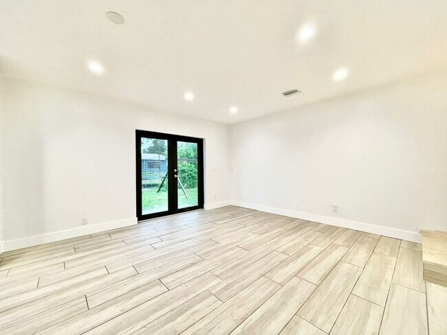 Foto del edificio - Beautifully remodeled 4 bedroom, 3 full ba...