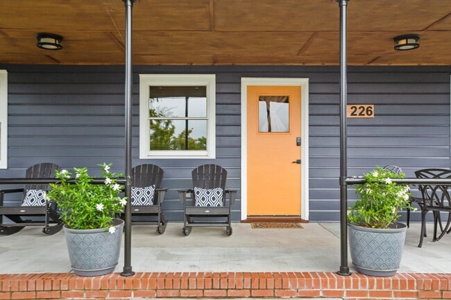 Building Photo - Modern Furnished Cottage Located Downtown!