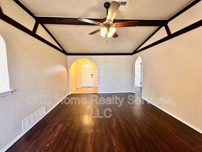 Building Photo - 401 S Bouziden Dr