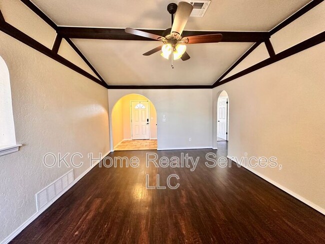 Photo - 401 S Bouziden Dr House