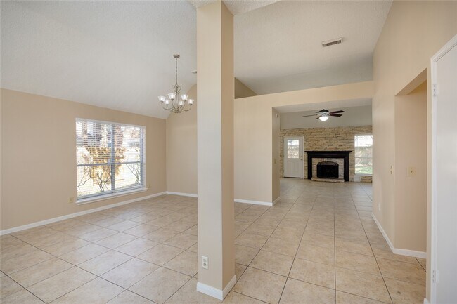 Building Photo - 811 Sierra Lake Dr