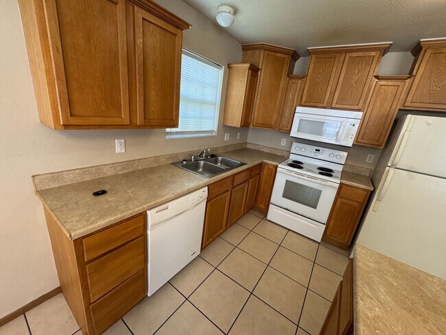 Foto del edificio - 2 bedroom 2 bathroom duplex with yard care...