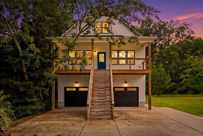 Foto del edificio - Custom Home in Seagate | 4 Bedrooms • 3 Bathrooms • Minutes to Wrightsville Beach