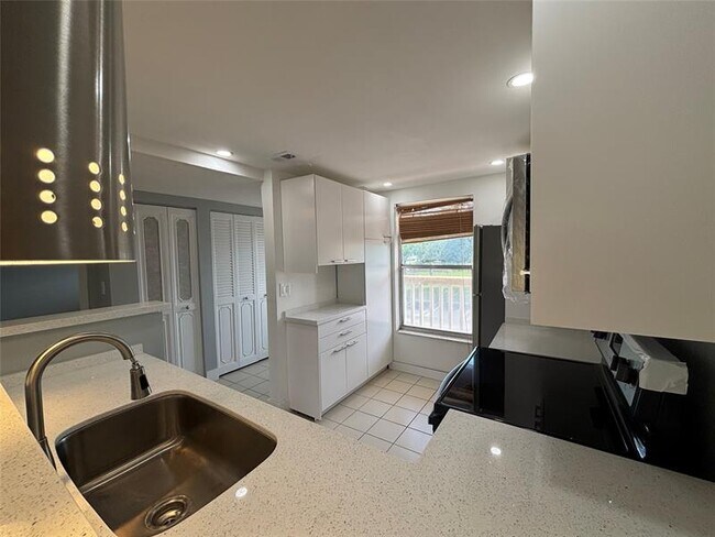 Foto del edificio - 6000 NW 64th Ave