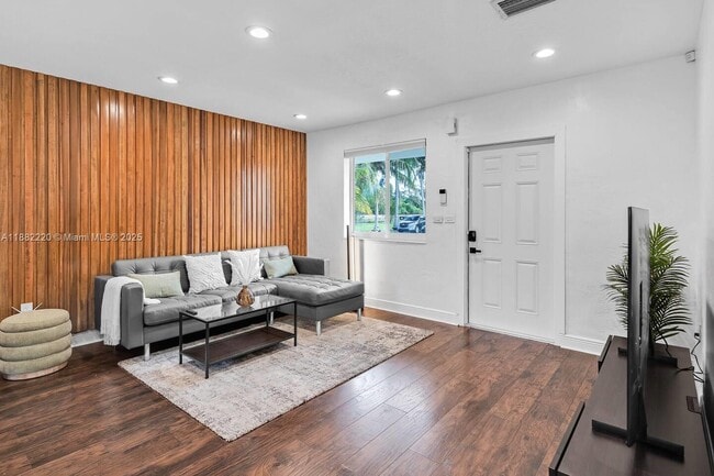 Building Photo - 1001 NE 110th St