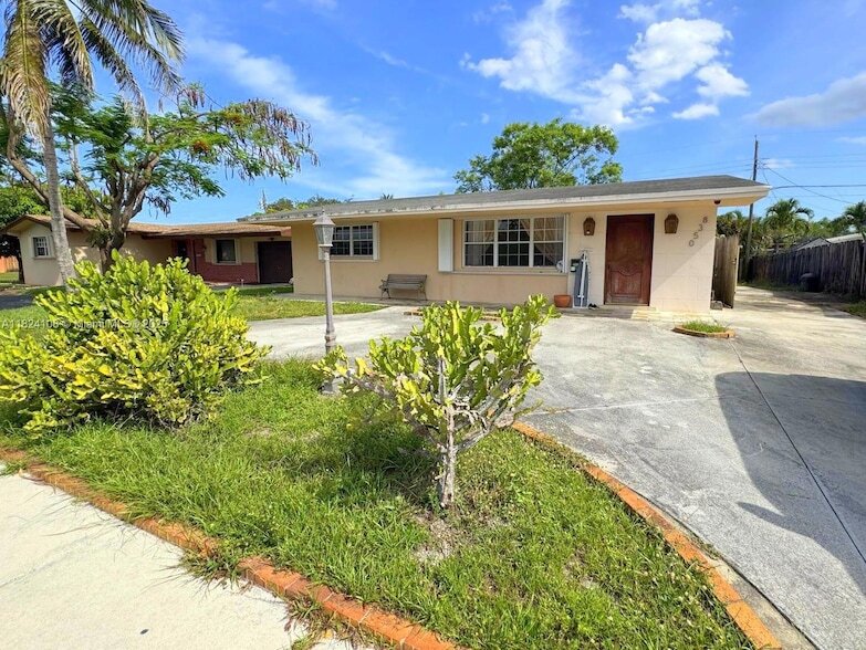 Foto principal - 8350 Taft St