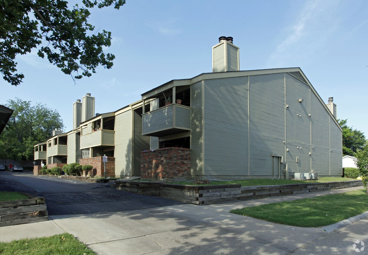 Primary Photo - 1207 S Quaker Ave
