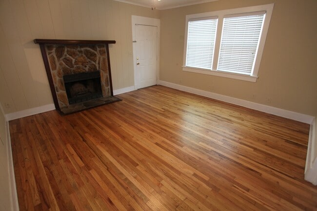 Building Photo - 3bed/2bath House off of Wire Road. Rental ...