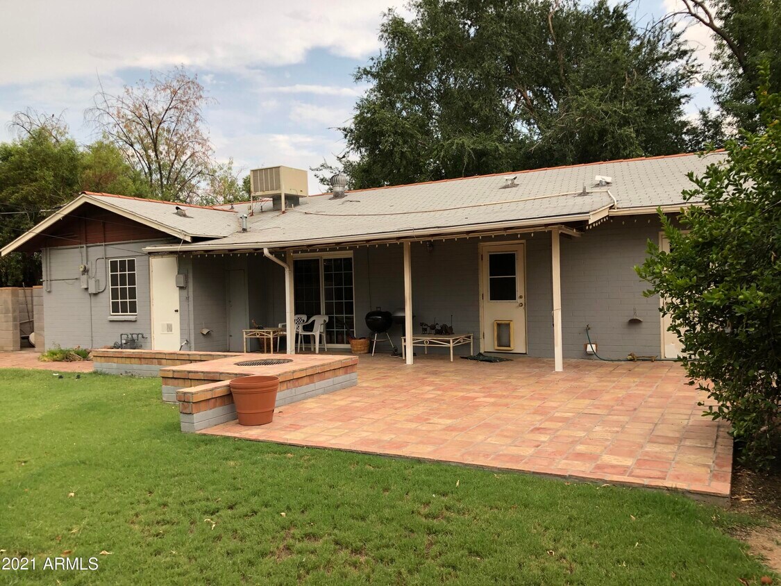 Primary Photo - 328 E Solana Dr