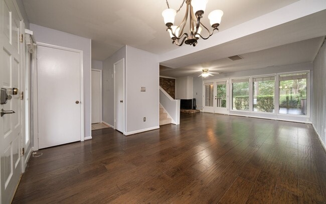 Building Photo - Cute, Spacious 3 BD Townhouse Near UNC and I-40!