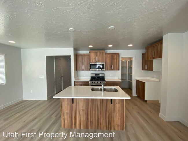 Building Photo - 4 br, 2.5 bath House - 3178 E Sky Rim Way