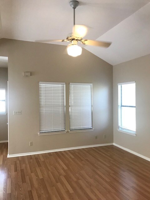Sala de estar - 811 W Annie St