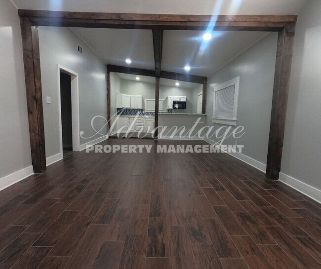 Foto del edificio - Cozy & Comfortable Newly Renovated 3 Bedro...