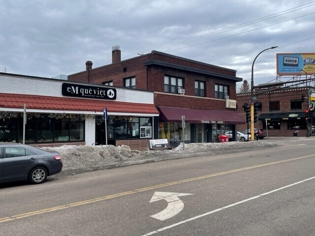 Fuera del edificio en la esquina de Grand/Hamline Avenue - 1336 Grand Ave