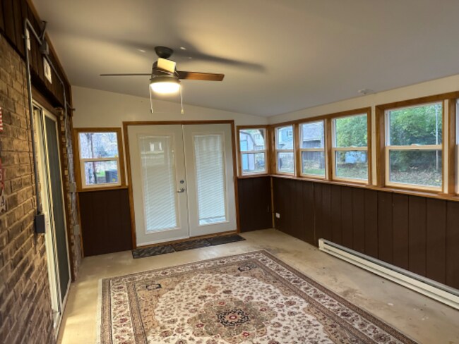 Building Photo - 1726 Shorewood Dr