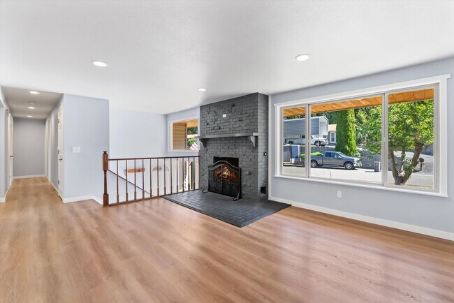 Building Photo - 3 Bed 2 Bath Fully Fenced Split Level Lake...