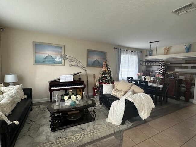 Foto del edificio - Spacious 4/2 in Groveland with large fence...