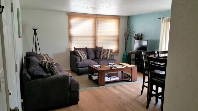 Foto del edificio - 3D Tour Available - Pool & Clubhouse + Off...