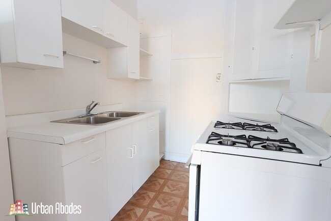 Building Photo - 2234 W Wilson Ave