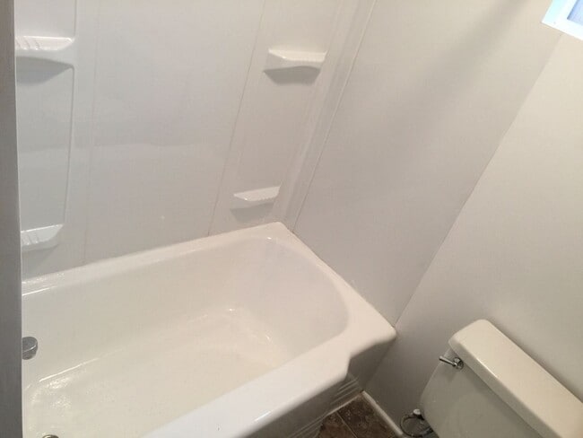 Foto del edificio - 654.5 Columbia Ave