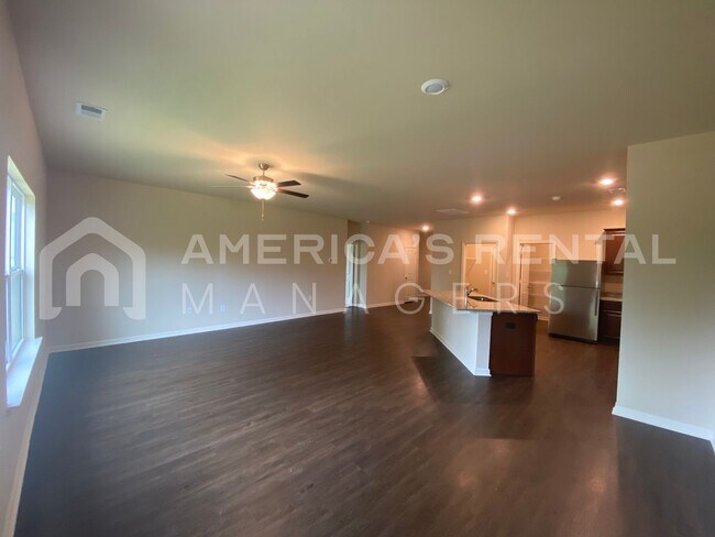 Building Photo - Home for rent in Springville! SIGN A LEASE...