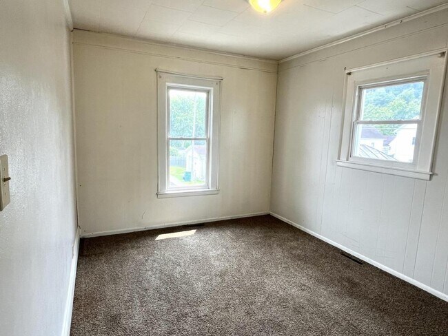 Building Photo - 1310 Hillcrest Ct