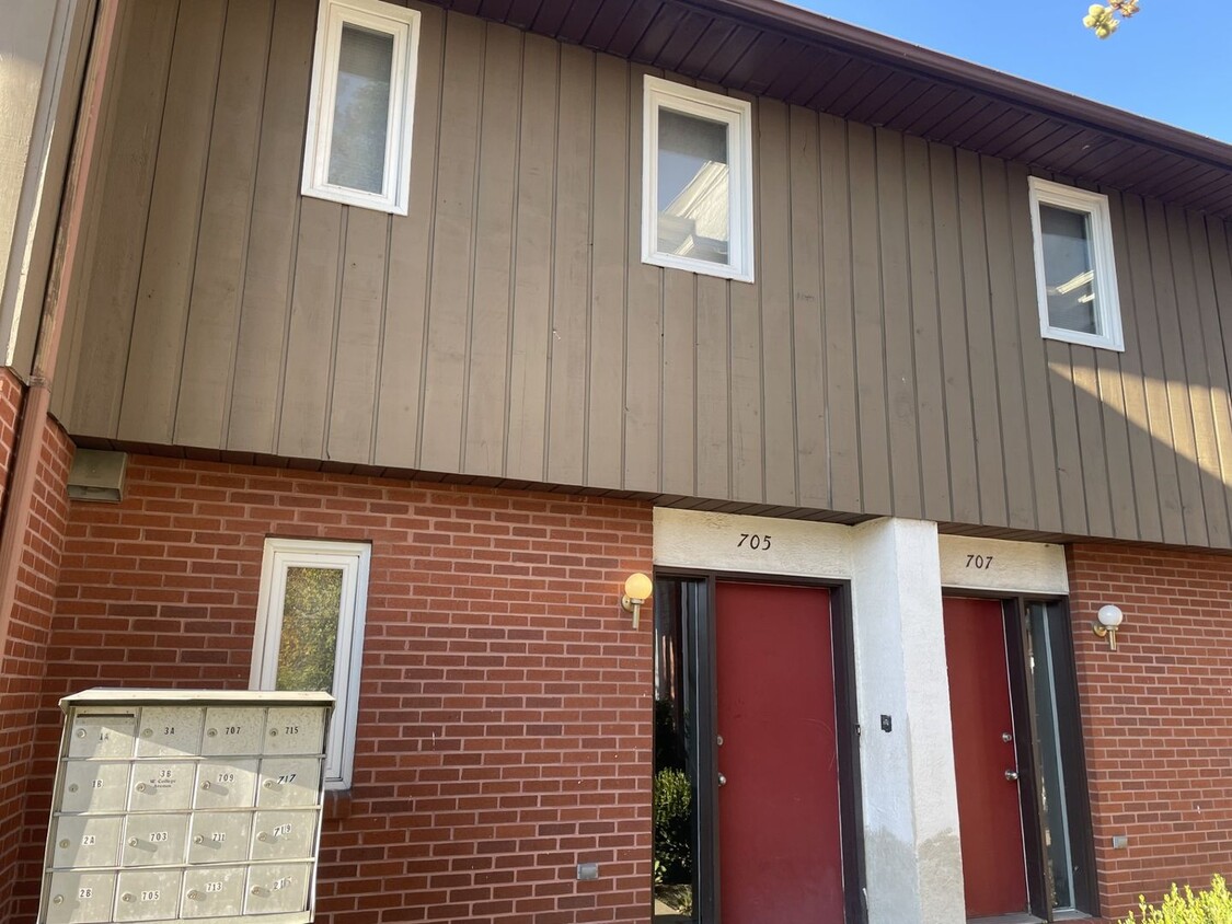 Primary Photo - 2 Bed 1.5 Bath Townhouse Within Walking Di...