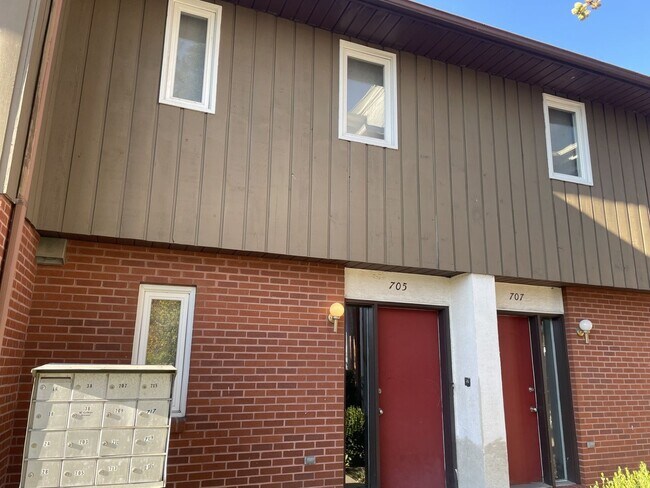 Foto del edificio - 705 W College Ave