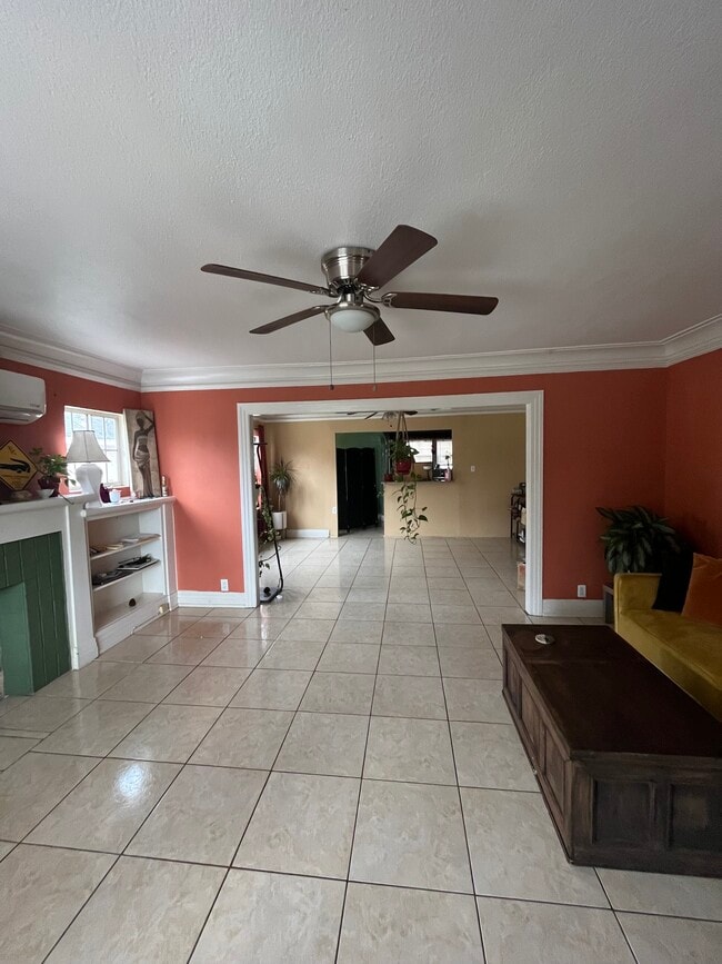 Building Photo - 4327 Kenwood Ave