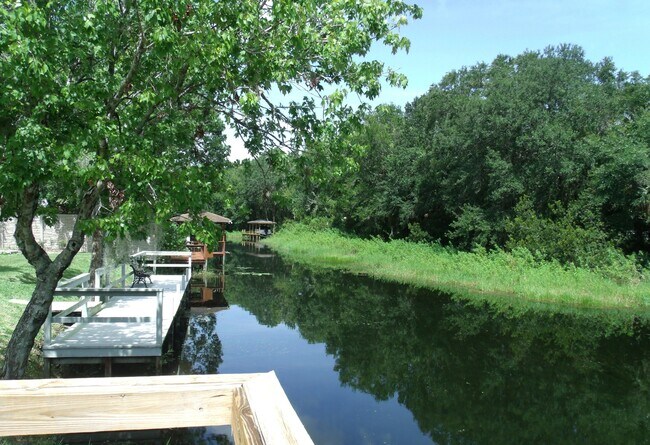Foto del edificio - Canal Front Home