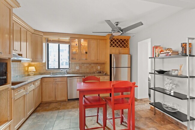 Foto del edificio - 301-303 E 49th St