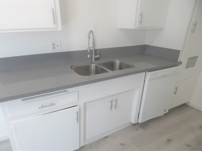 Building Photo - 6029 Cherry Ave